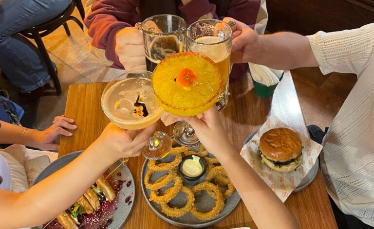 Restaurantes para ir con amigos en CDMX con hamburguesas y ambiente relajado para grupos