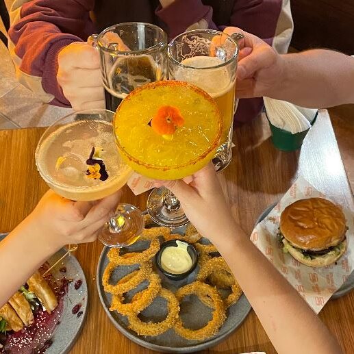 Restaurantes para ir con amigos en CDMX con hamburguesas y ambiente relajado para grupos