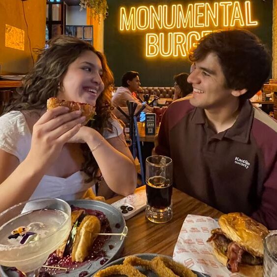 Restaurantes para ir con amigos en CDMX con hamburguesas y ambiente relajado para grupos