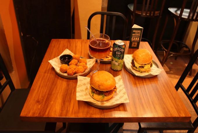 mesa servida con hamburguesas veganas en cdmx