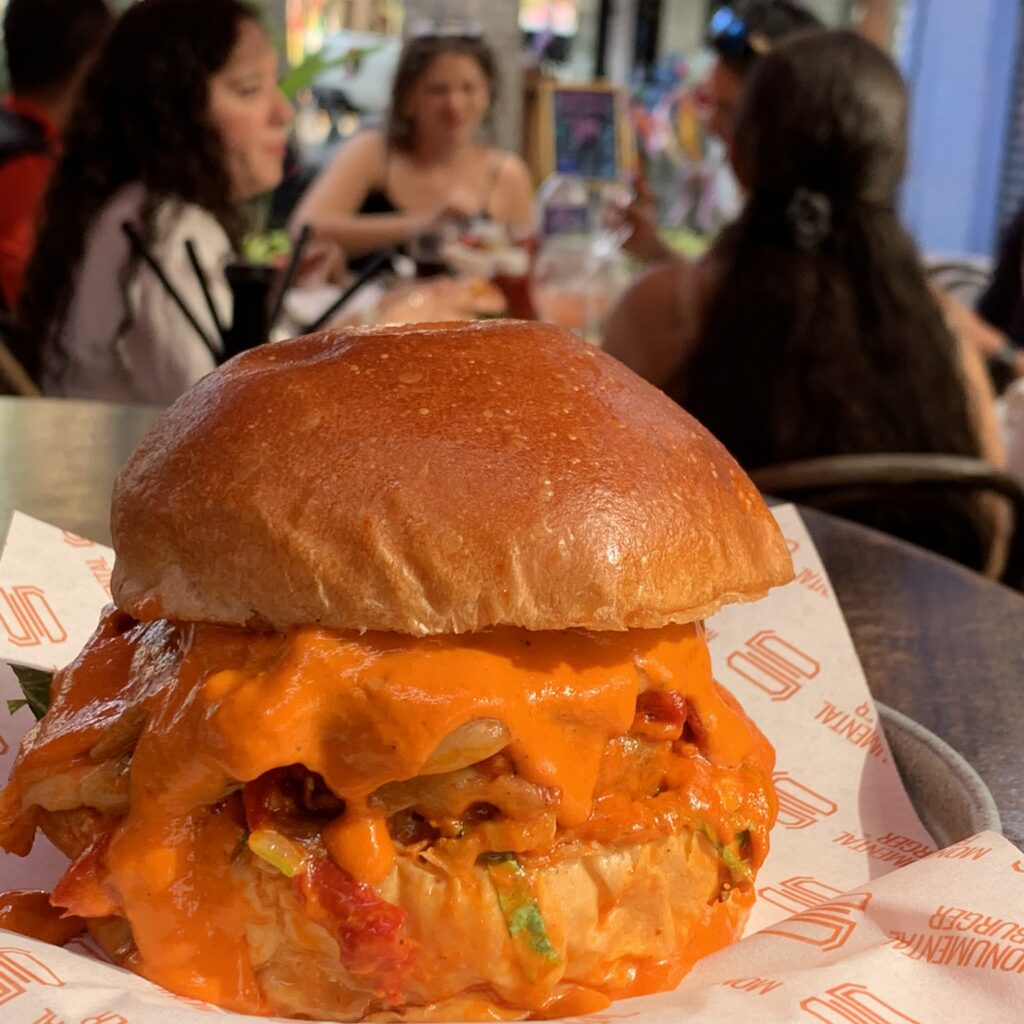 Mejores tours guiados en CDMX con plan para comer hamburguesas después en Monumental Burger.