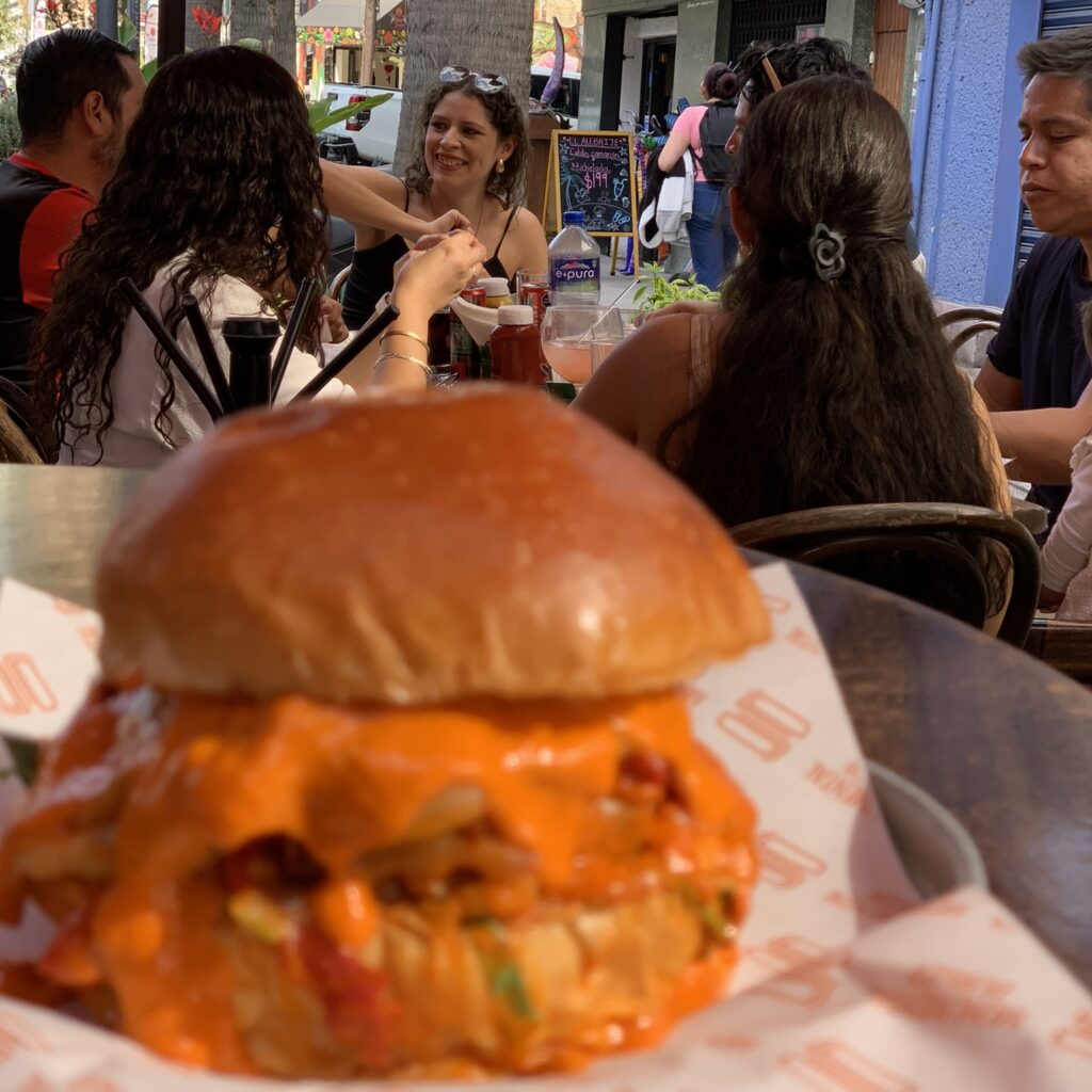 Dónde ir en CDMX para divertirse con amigos comiendo hamburguesas en ambiente urbano en Ciudad de México