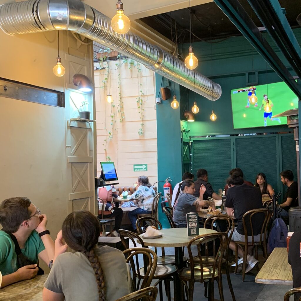 Dónde ver fútbol con buena comida en CDMX con amigos disfrutando hamburguesas y partido en pantallas grandes