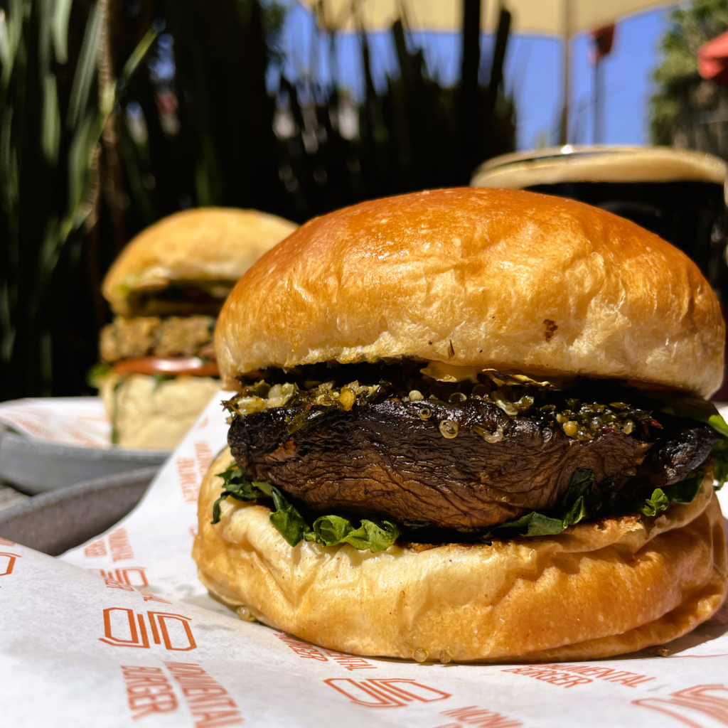 Mejores tours guiados en CDMX con plan para comer hamburguesas veganas después en Monumental Burger