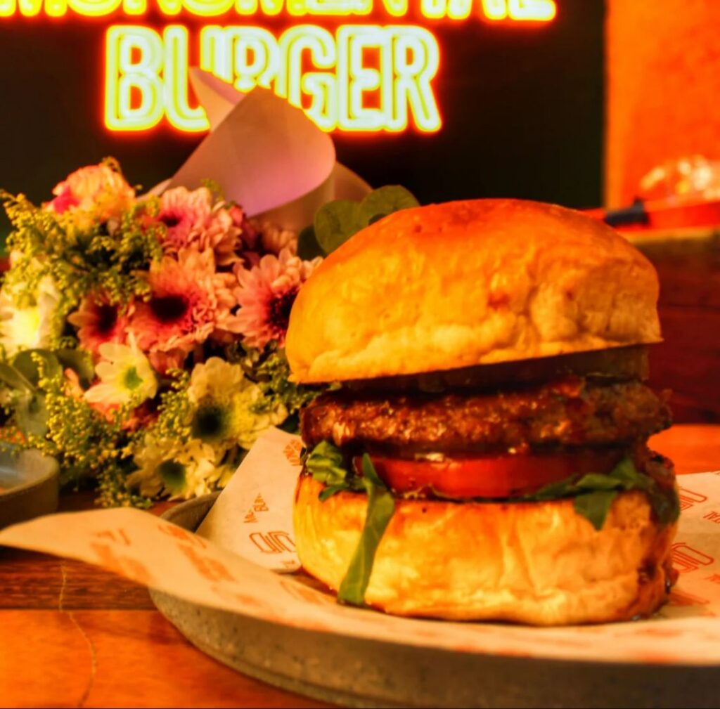 Lugares para celebrar el día de las madres en CDMX con burgers gourmet y ambiente familiar en Monumental Burger